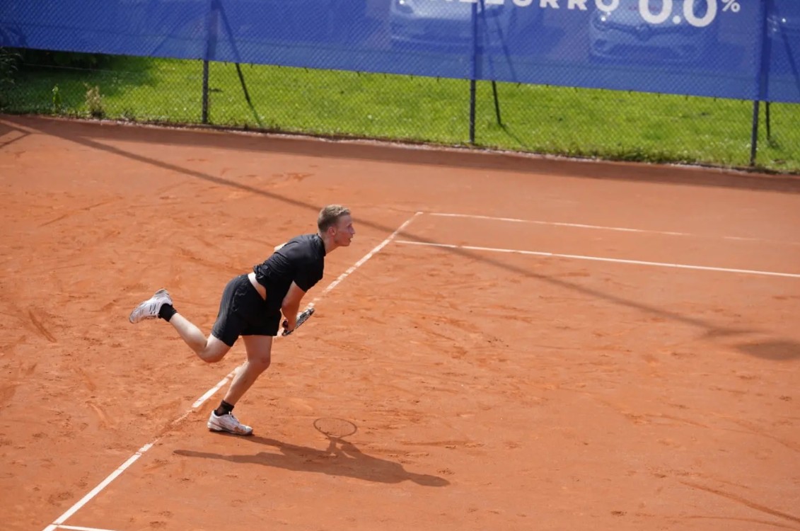 Jesper Ratzer serving at tennis in the 2024 Racketlon World Championships semi-final